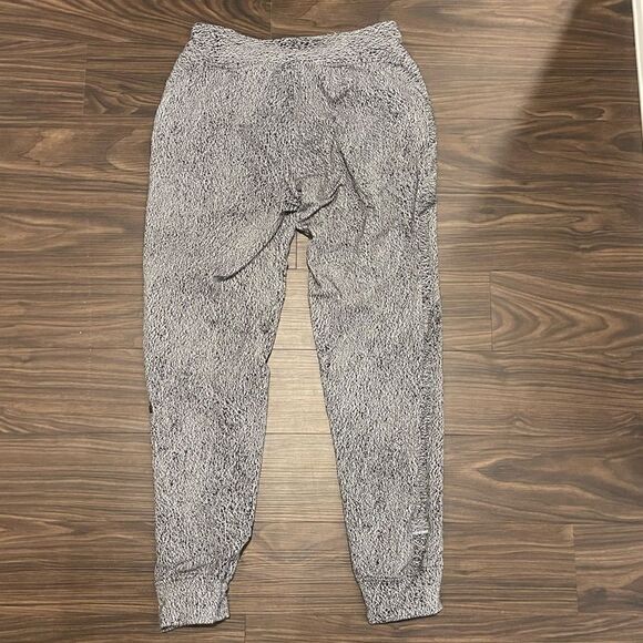 Lululemon Black & White patterned Joggers Size 6! - Picture 2 of 5